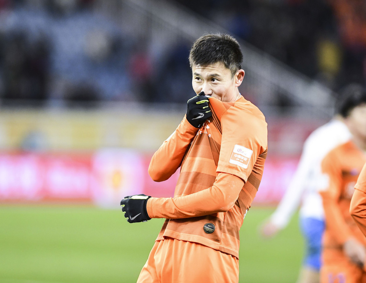 包含里程碑夜！费耶诺德调整名单，中超窗口期刷纪录，赛场秩序良好，医务组通报恢复的词条