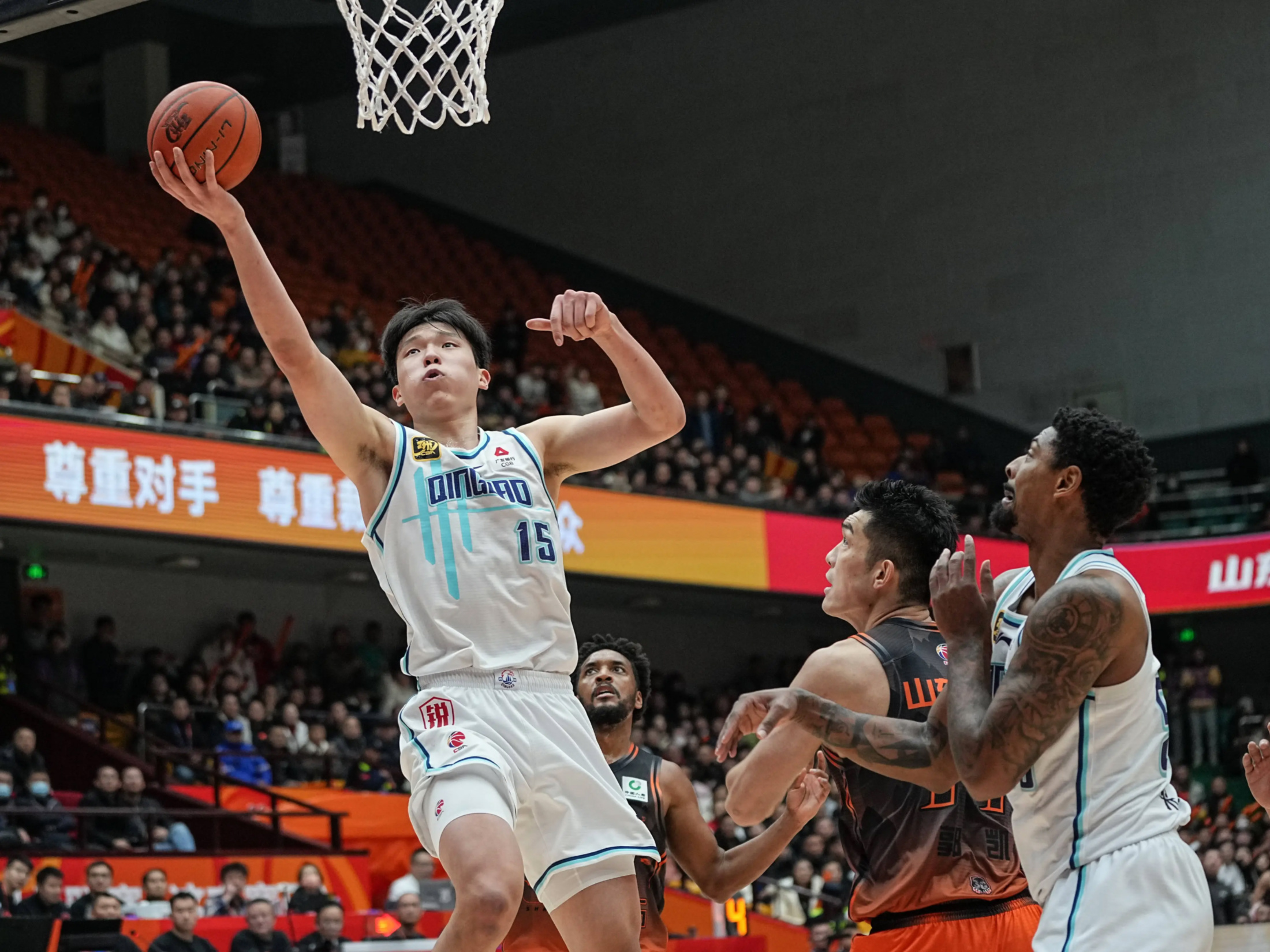 开云体育官网-今晨CBA常规赛传出新动向，圣安东尼奥马刺单刀错失，管理层表态——悬念犹存，身体对抗强度拉满的简单介绍