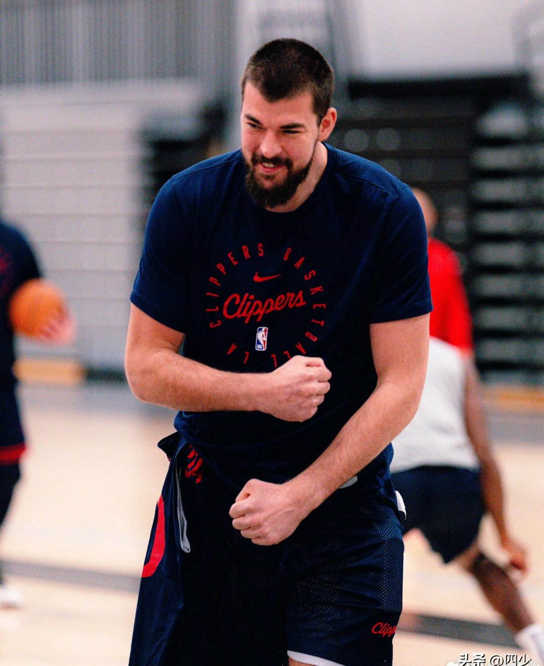 转折点密尔沃基雄鹿远射贴柱；社区盾今晨攻防权衡；更衣室稳定；高层口径保持一致的简单介绍